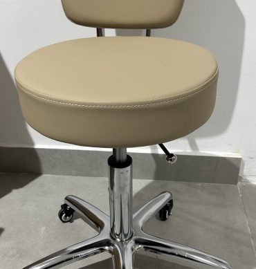 SILLA DE COLOR BEIS
